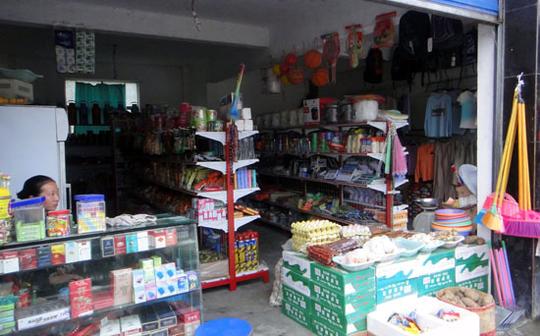 墨脱的个体商店,基本生活用品都能买到,就是价格昂贵,当地人的生活