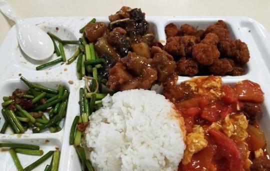 妹妹学校食堂的饭菜一层自营二层承包价格一样味道差很多四