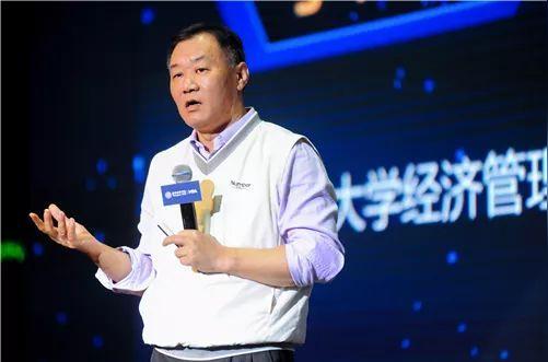 主持人,mba2012级全日制项目(f班)校友,观界科技ceo刘天成走上讲台