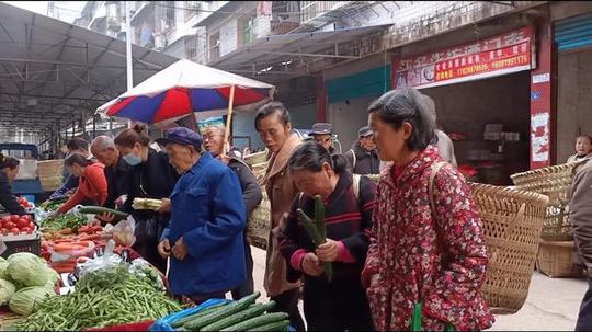 农村集市上中老年人居多(摆地摊卖什么货源好)