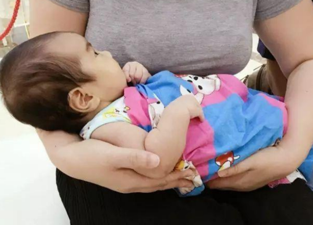 母乳喂养怎么让宝宝一次吃饱