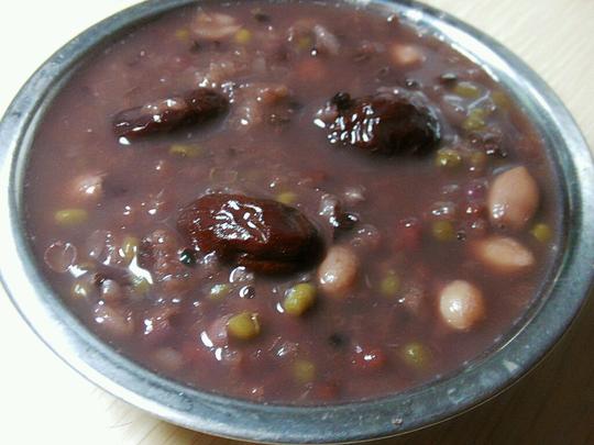 红枣黑米花生红豆薏仁糯米粥