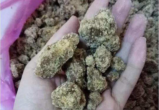 看形状真红糖看似硬如石头,但轻咬则入口即化,一般化工调配加工的