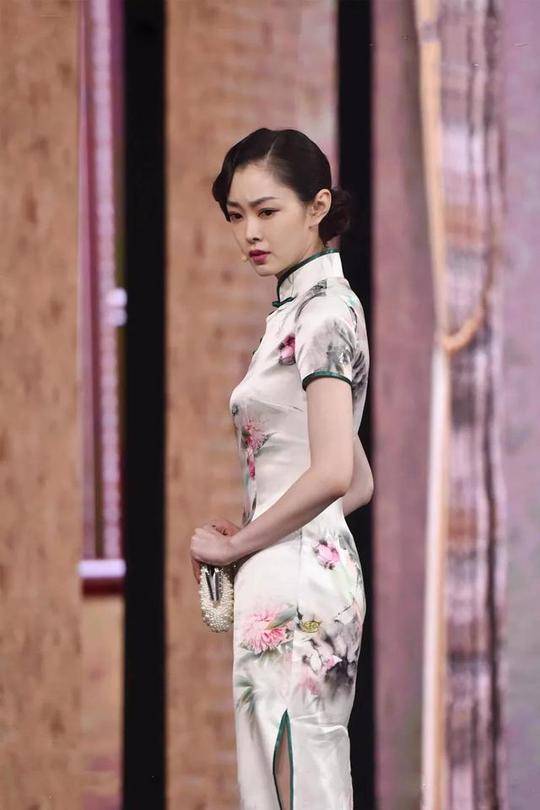 明星小花旗袍装大pk,这位最美却在《创业时代》里当女