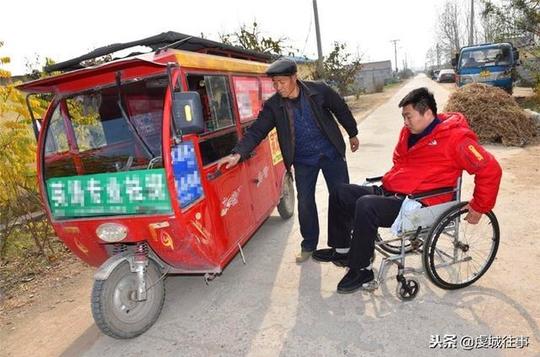 男子高位瘫痪却坚持挂尿袋开三轮,一家5口人全靠他挣钱过活!