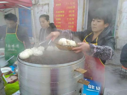农村大哥早餐卖名菜，三小时卖掉三百碗，去晚就没了