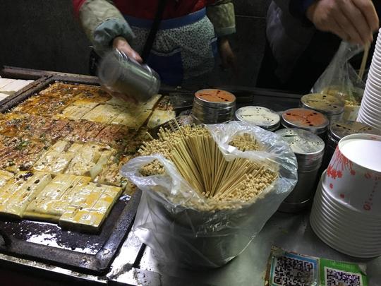 夫妻摆摊卖寻常美食,2个小时赚了300多块钱