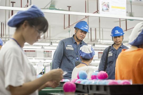 在广西梧州市藤县天平镇农民工创业园，南网广西新电力藤县供电公司党员服务队在藤县农民工创业园蓝宇玩具公司了解企业生产用电情况。何华文摄