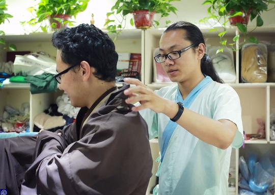 男孩大学毕业扎着小辫穿着汉服返乡创业,却被同村人嘲笑不务正业