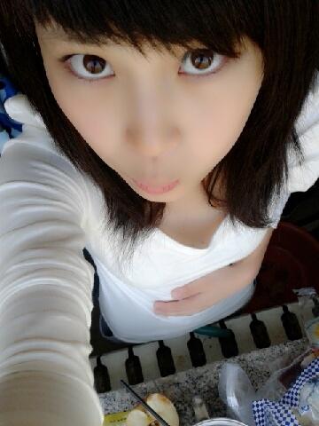瓷娃娃王雅媛,心善的女生,吃点草莓还想着内个人.