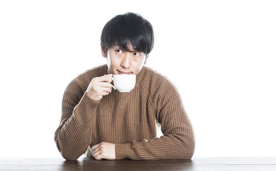 喝咖啡的男子
