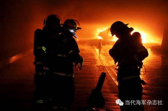 真正赴汤蹈火!致敬奋力救援的消防员(高清组图)