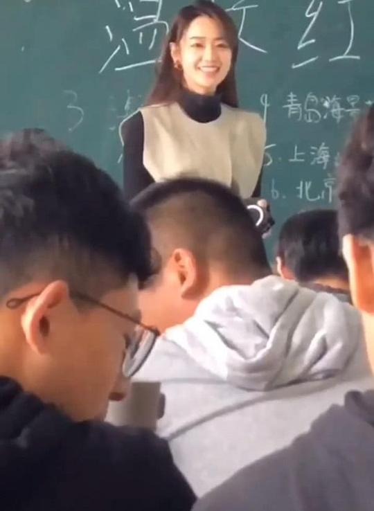 全抖音最美班主任，学生从不请假，网友:笑起来的瞬间就明白了!