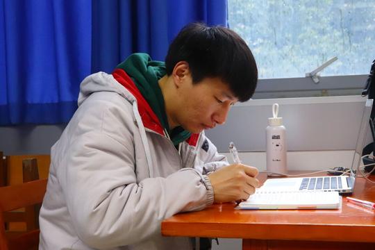 励志高职生大学三年没花家里一分钱,倒给父母三万,还攒了笔创业资金