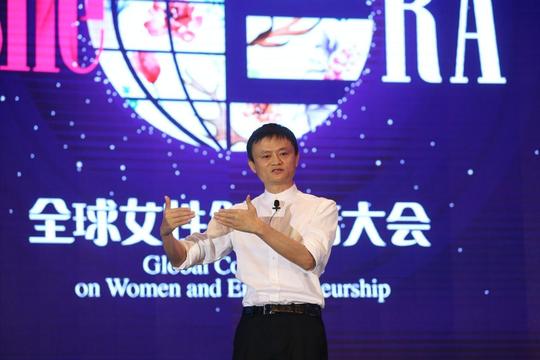 视频:马云在女性创业大会上被高中女同学表白当时没眼光!引全场爆笑!