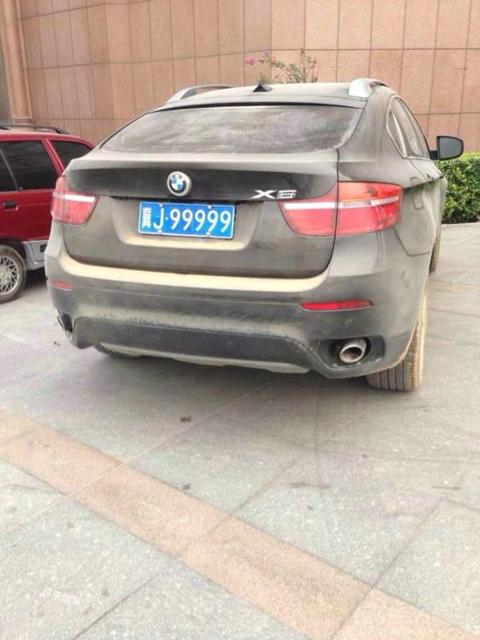 冀j99999宝马x6,百万级suv,不过这是李鬼,颜色是黑色.