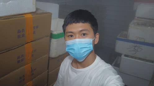 小伙几人创业卖海鲜，囤了几十万货没卖出，最后幸亏老天保佑