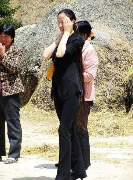 外出挣钱的年轻女子们因为亲戚结婚而回来了,在农村能够看到如此漂亮