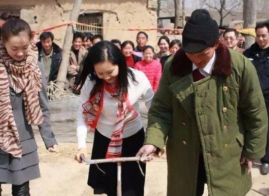 大衣哥走红后全村疯魔有人靠偷拍赚了60万