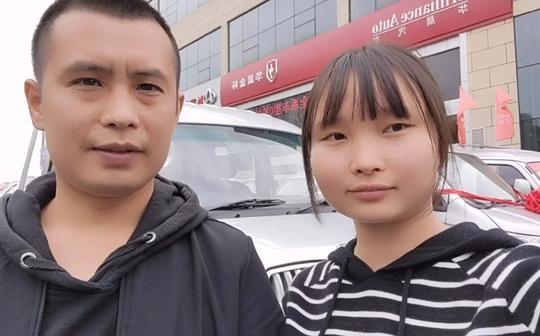 90后小两口为创业提新车不料开车技术惨不忍睹内心慌乱却还在故作镇定