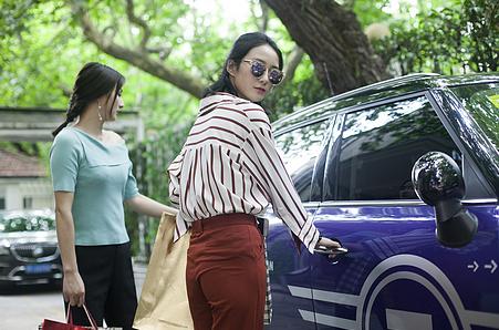 女性闺蜜开豪车逛街购物图片下载