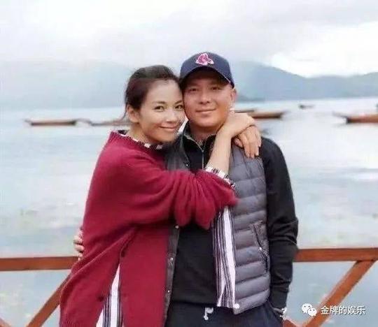 而汪小菲之前也折腾过不少事情,饭店整黄了,饮料生意估计也不太好