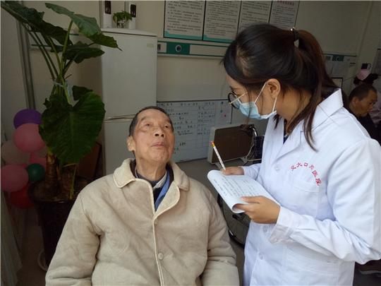 交大口腔医院实习医生来我院给老人做口腔检查,口腔护理