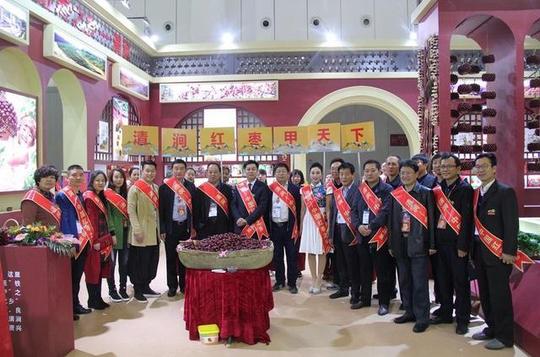 县长高明伟成都糖酒会卖红枣,生意火爆