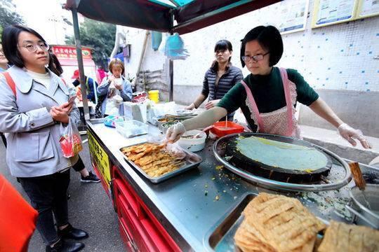 美女海归学校门前摆摊卖煎饼生意火爆受学生追捧