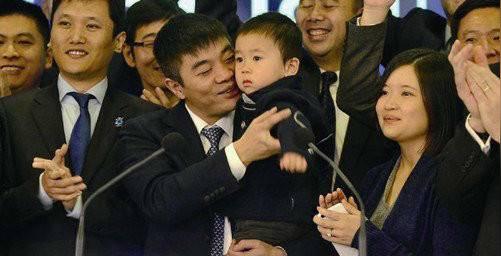 1995年潘石屹夫妇创立房地产公司soho中国,潘石屹任董事长,张欣任ceo