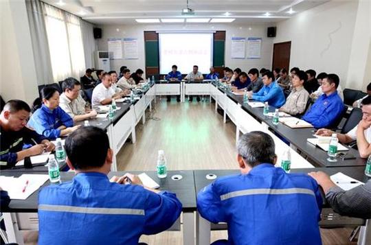 集团召开"二次创业.建言献策"劳模先进人物座谈会