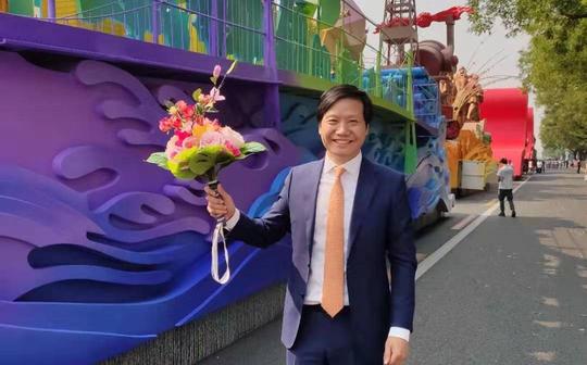 小米董事长雷军、联想集团董事长杨元庆等企业家参加国庆活动:融入时代潮流