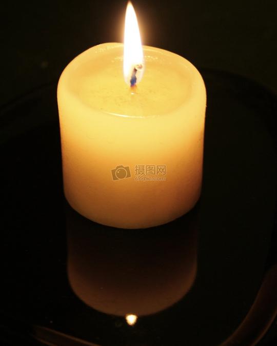 燃烧的白色蜡烛