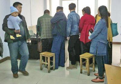 郑州市热力总公司东区供热分公司经营科大厅里排队办理变更信息的人群