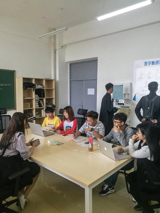 理学院创新创业中心举行纳新面试活动