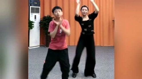 儿子和妈妈跳舞，跳舞姿势太搞笑，好欢快的一对母女