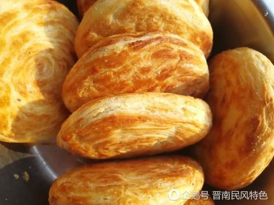 农村80后夫妇返乡创业做烧饼生意火爆,还带领大伙共同