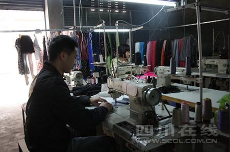 庞洁在加工服装.-广元旺苍80后小伙用针线编织致富梦