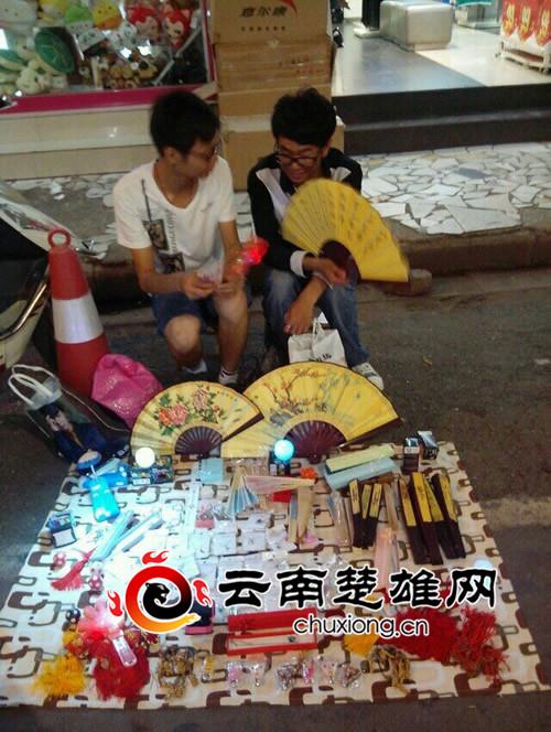 从小本生意做起，图为高彪在创业起步阶段在楚雄市区摆地摊.jpg500_副本