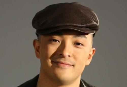 演戏35年拿6个影帝还没红，最穷时一小时赚3块，却娶了个校花老婆