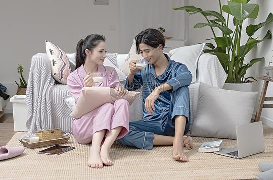 情侣居家生活休息交谈图片素材_免费下载_jpg