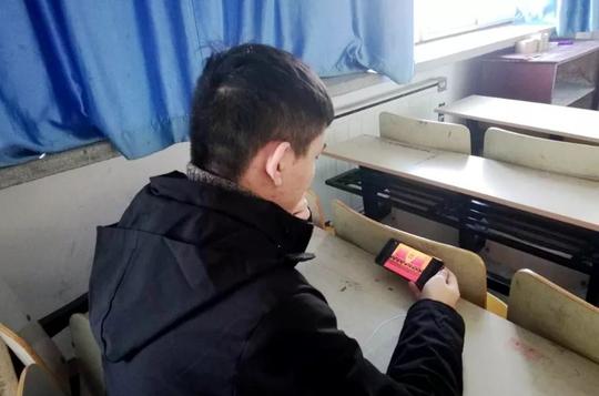 学生自发用手机网络观看大会直播