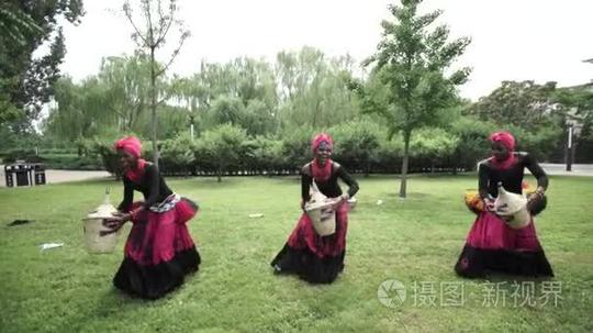 三非洲妇女跳舞在传统服装与篮子的民间舞蹈短视频