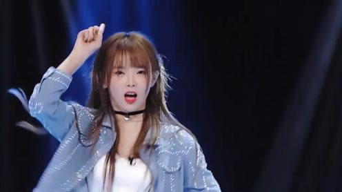 小仙儿成功进队，与小伍比赛即兴舞蹈