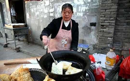 农村大姐街头卖美食,只是为了挣钱给孩子首付,可怜天下父母心
