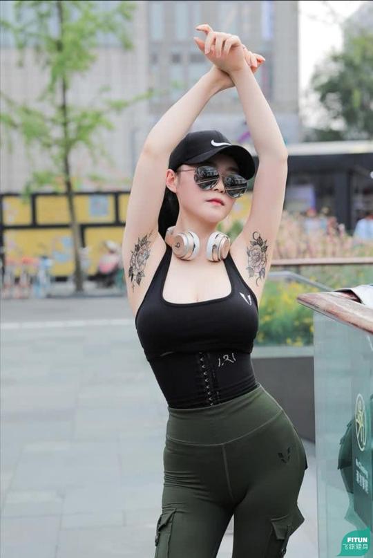 时尚街拍:运动美女，纹身部位令人发痒，网友直呼:受不了!-y2.jpg