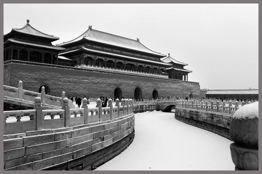 《雪后故宫》黑白片