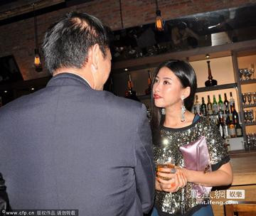 朱珠国外留学派对抽烟表情照片