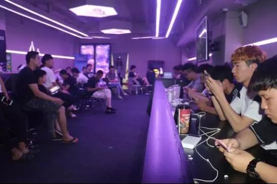 实地探秘首家手游电竞馆--90后老板和他的社交生意_天下网吧app_网吧网咖app