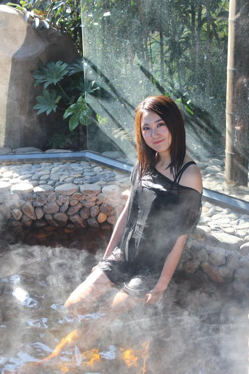 网红们穿的泳装比较传统.有网友评论你敢直播洗澡吗